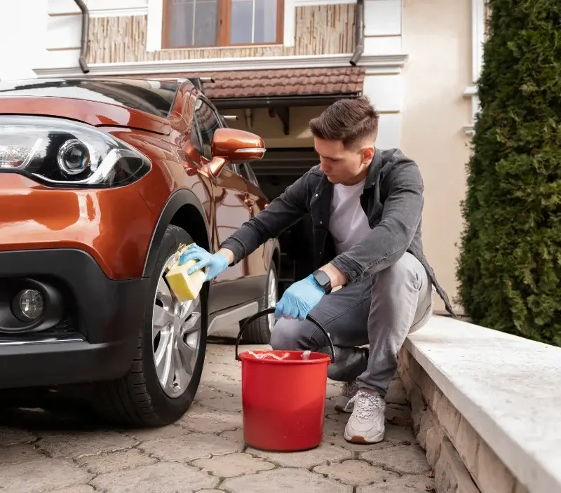 Lavage auto à domicile Les Fontenelles : professionnel intervenant sur un véhicule